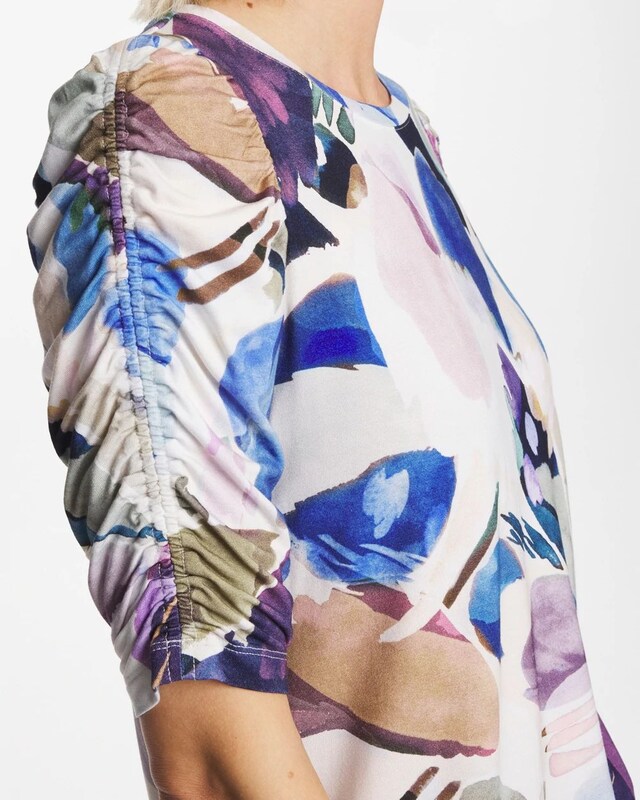 Geo Blur Ruched Sleeve Tee - image 4